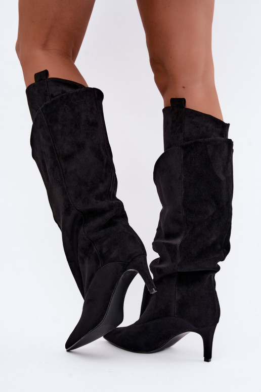 botas altas forradas con volantes y tacones finos en color negro Auretta