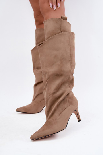 botas altas forradas con volantes y tacones finos en color arena Auretta