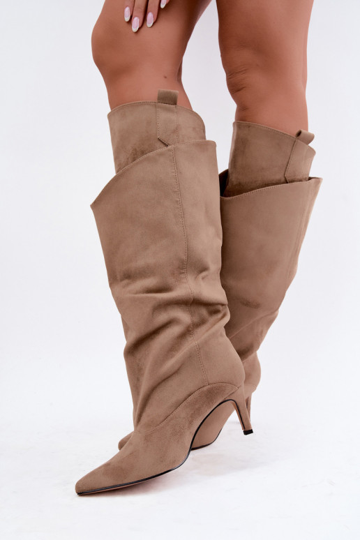 botas altas forradas con volantes y tacones finos en color arena Auretta