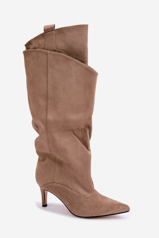 botas altas forradas con volantes y tacones finos en color arena Auretta