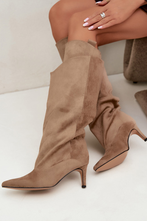 botas altas forradas con volantes y tacones finos en color arena Auretta