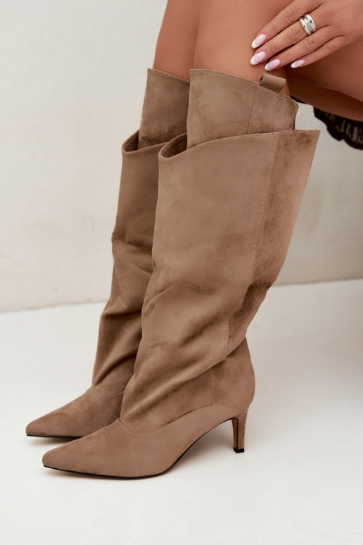 botas altas forradas con volantes y tacones finos en color arena Auretta