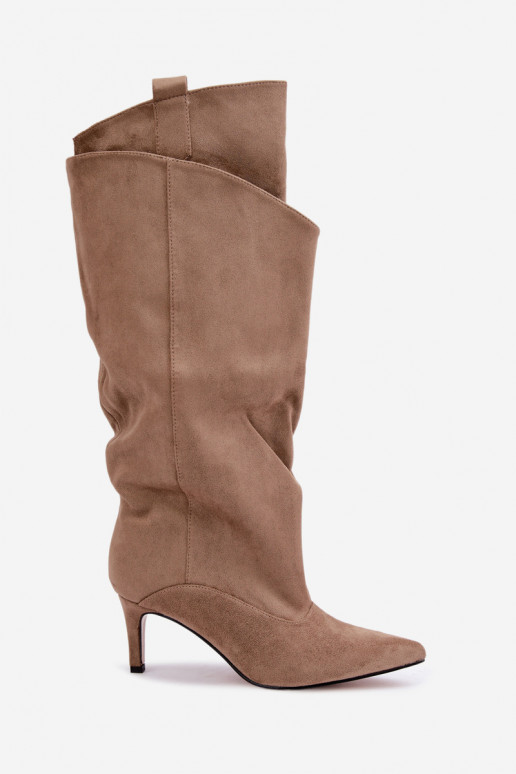 botas altas forradas con volantes y tacones finos en color arena Auretta
