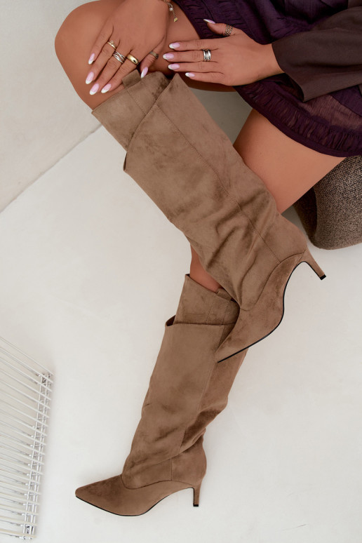 botas altas forradas con volantes y tacones finos en color arena Auretta