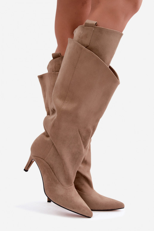 botas altas forradas con volantes y tacones finos en color arena Auretta