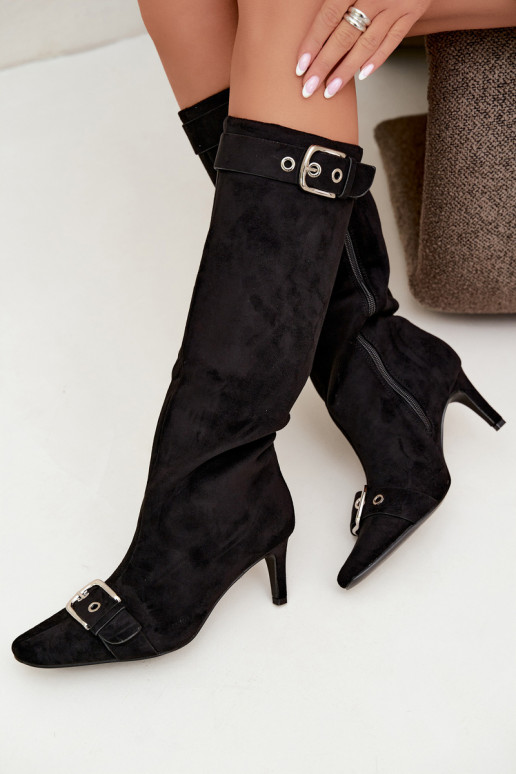 botas altas forradas con tacones finos y hebillas en color negro Finessia