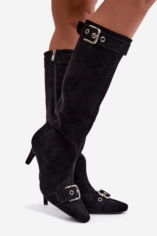 botas altas forradas con tacones finos y hebillas en color negro Finessia