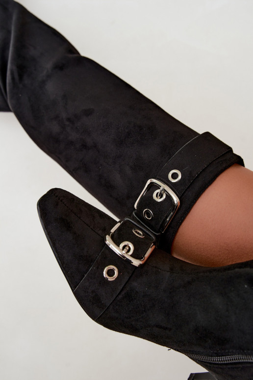 botas altas forradas con tacones finos y hebillas en color negro Finessia