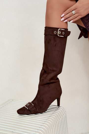 botas altas forradas con tacones finos y hebillas en color marrón Finessia 2