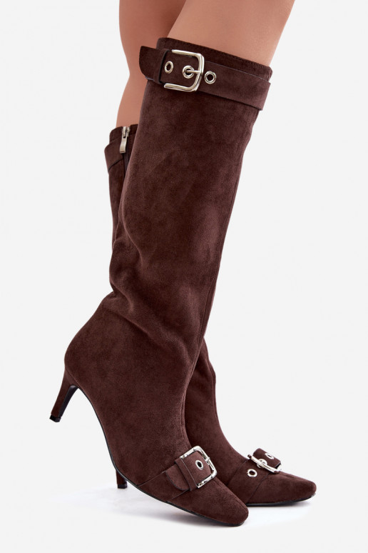 botas altas forradas con tacones finos y hebillas en color marrón Finessia