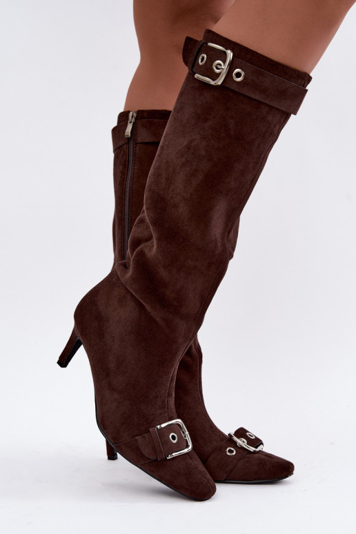 botas altas forradas con tacones finos y hebillas en color marrón Finessia