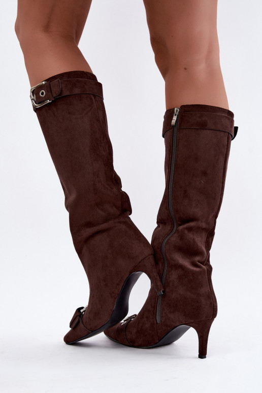 botas altas forradas con tacones finos y hebillas en color marrón Finessia