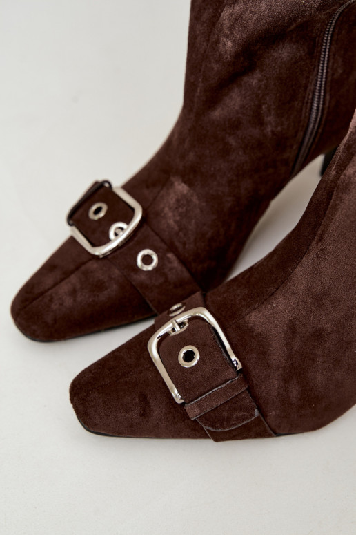 botas altas forradas con tacones finos y hebillas en color marrón Finessia