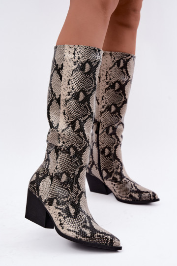 botas altas forradas de estilo cowboy con patrones de serpiente en color arena Bellina