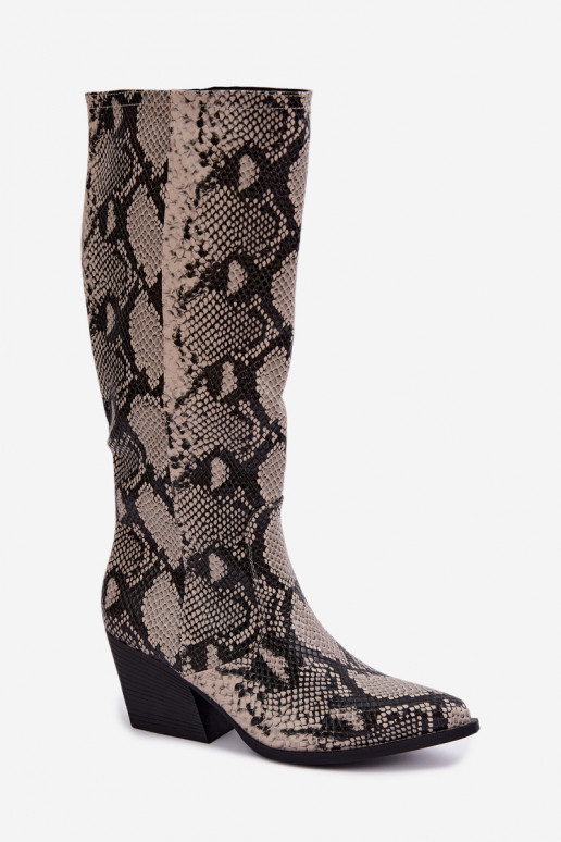 botas altas forradas de estilo cowboy con patrones de serpiente en color arena Bellina