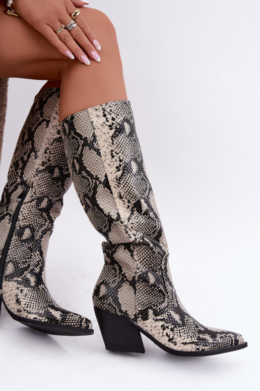 botas altas forradas de estilo cowboy con patrones de serpiente en color arena Bellina