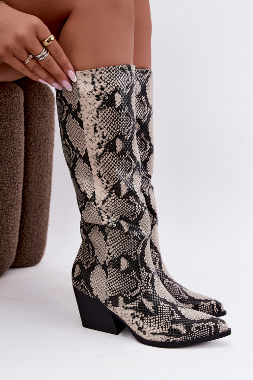 botas altas forradas de estilo cowboy con patrones de serpiente en color arena Bellina