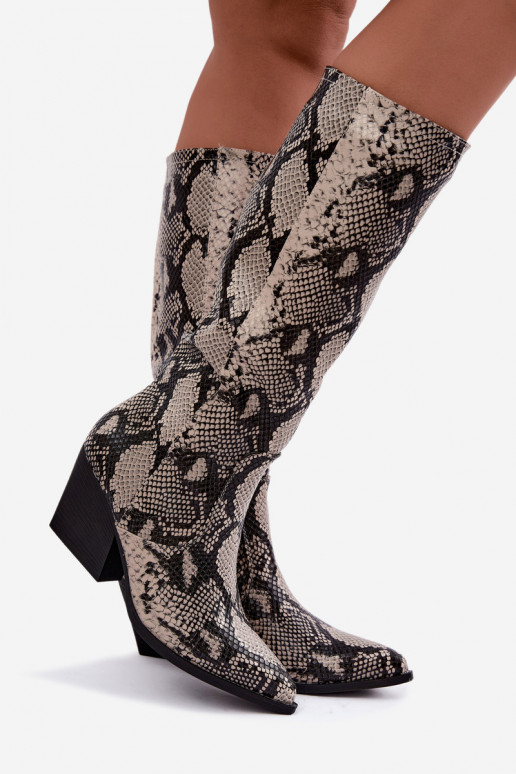 botas altas forradas de estilo cowboy con patrones de serpiente en color arena Bellina