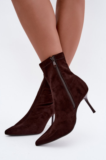Botines de chocolate con tacones delgados Nireya