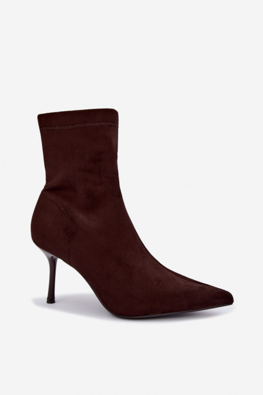 Botines de chocolate con tacones delgados Nireya