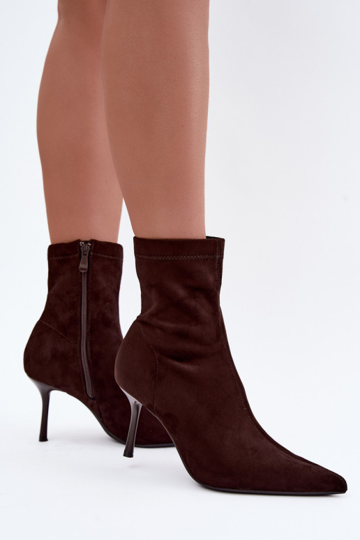 Botines de chocolate con tacones delgados Nireya