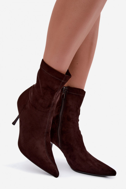Botines de chocolate con tacones delgados Nireya
