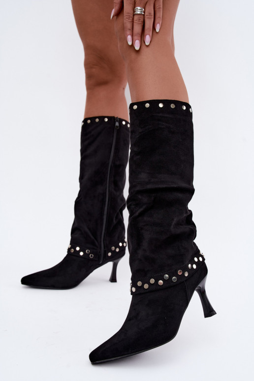 Botas largas negras aisladas con decoración Tai turiris