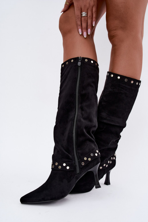 Botas largas negras aisladas con decoración Tai turiris