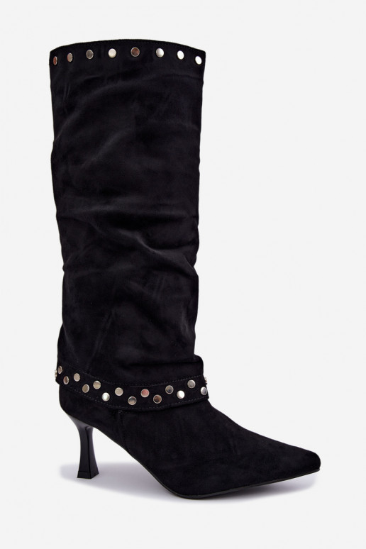 Botas largas negras aisladas con decoración Tai turiris