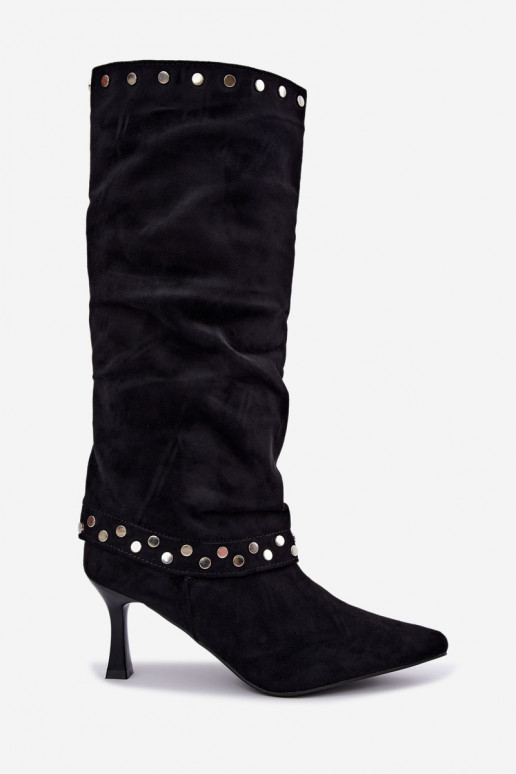 Botas largas negras aisladas con decoración Tai turiris