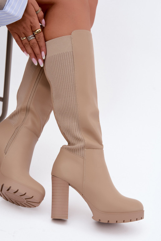 Botas largas de arena aisladas con tacones Hespera