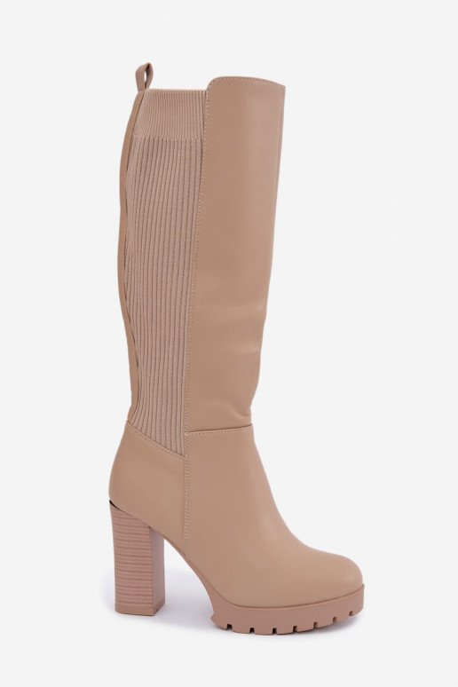Botas largas de arena aisladas con tacones Hespera