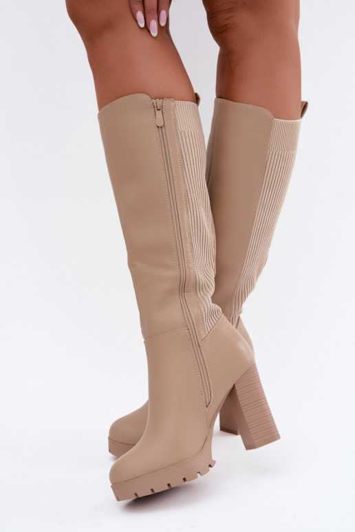 Botas largas de arena aisladas con tacones Hespera