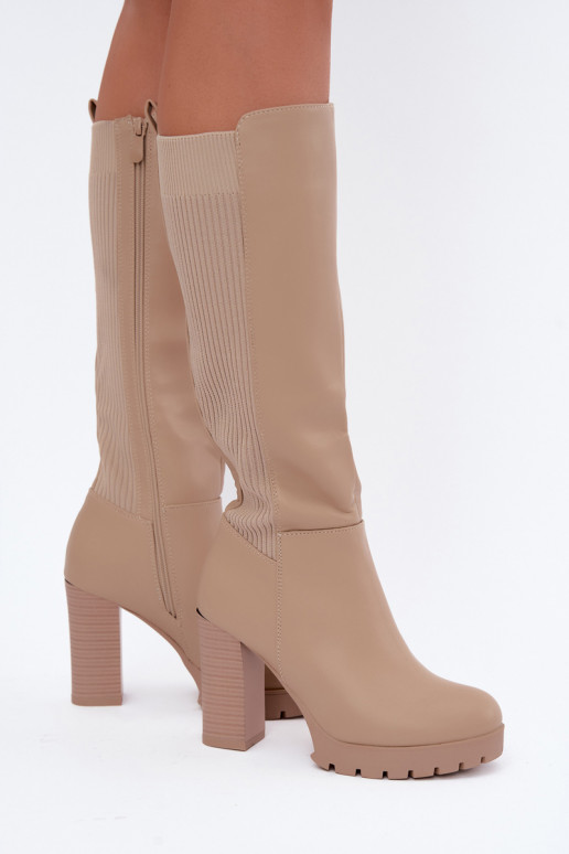 Botas largas de arena aisladas con tacones Hespera