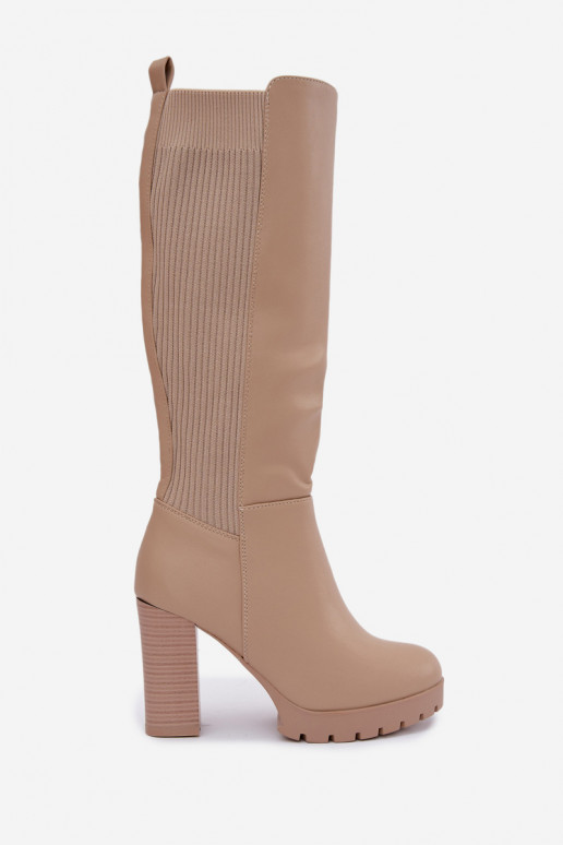 Botas largas de arena aisladas con tacones Hespera