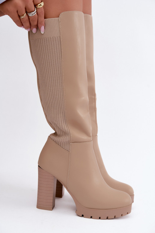 Botas largas de arena aisladas con tacones Hespera