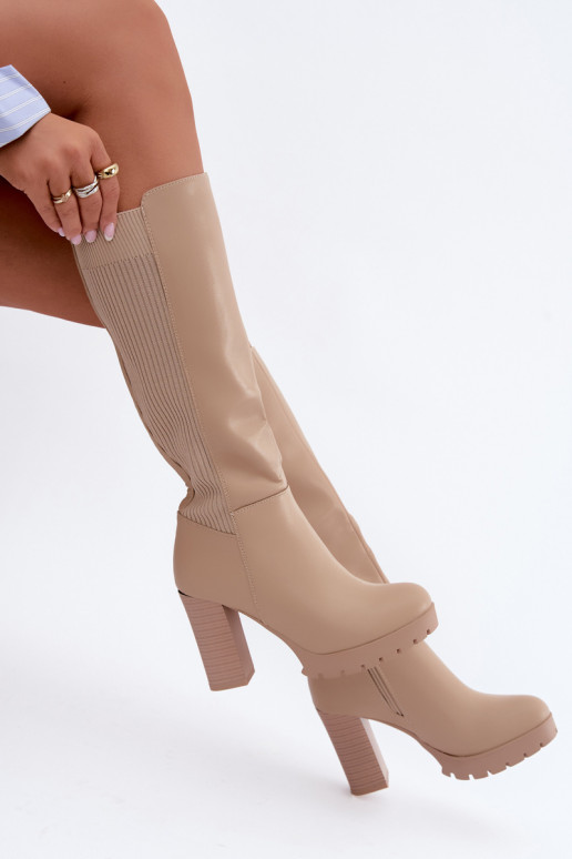 Botas largas de arena aisladas con tacones Hespera