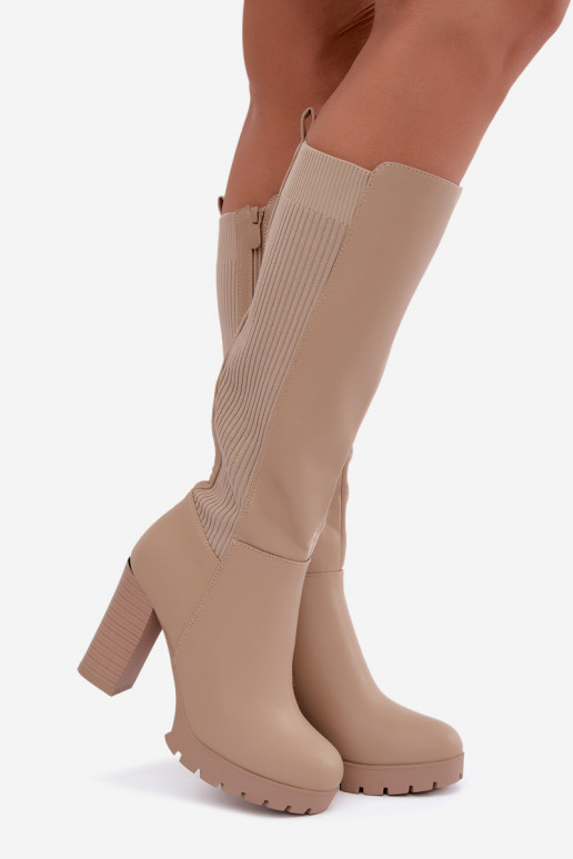 Botas largas de arena aisladas con tacones Hespera