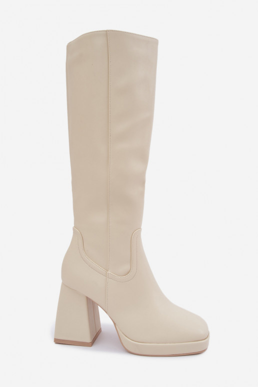 Botas largas de arena aisladas con tacones Leonelle