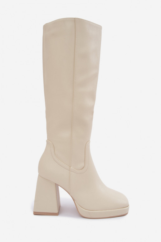 Botas largas de arena aisladas con tacones Leonelle