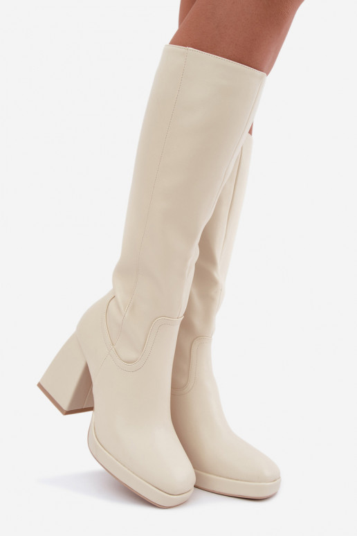 Botas largas de arena aisladas con tacones Leonelle