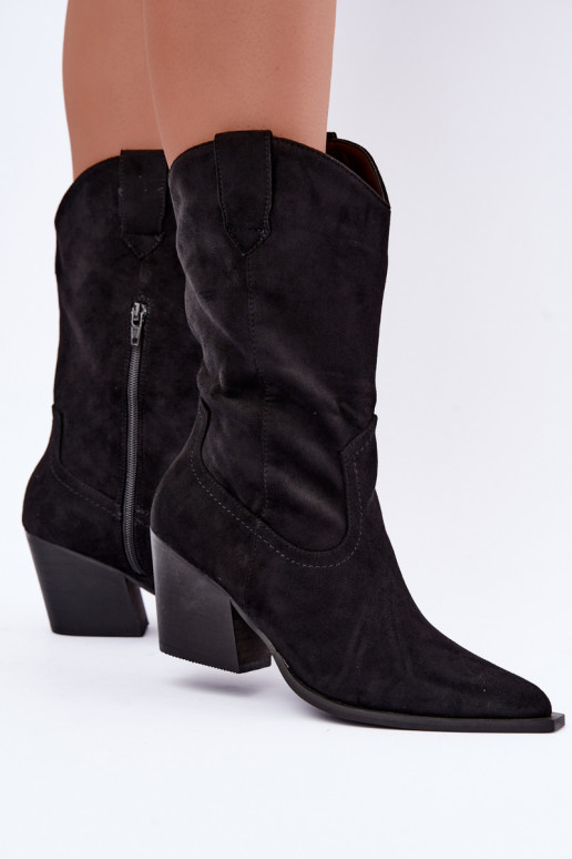Botines negros aislados de estilo cowboy con tacones Serenza