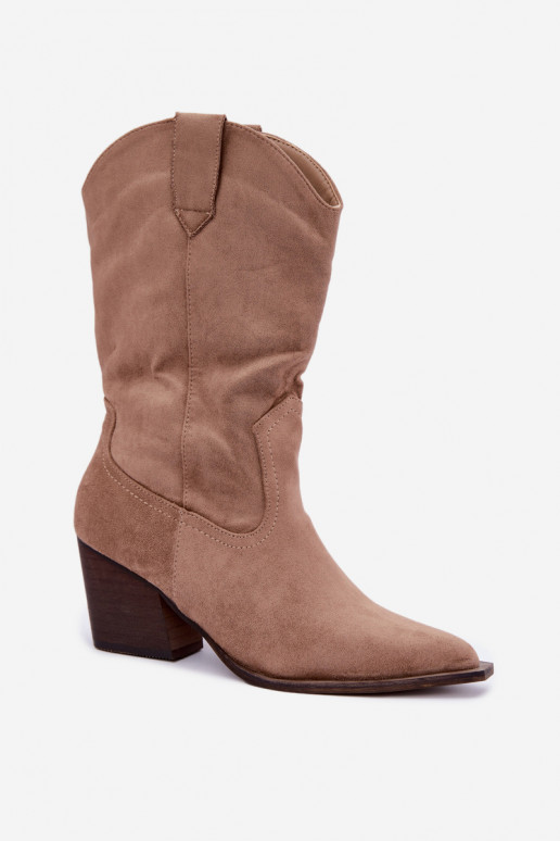 Botines de arena aislados de estilo cowboy con tacones Serenza