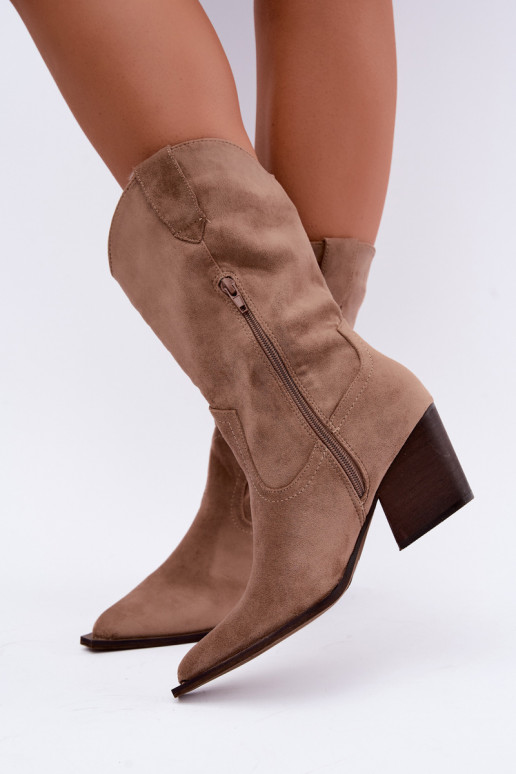 Botines de arena aislados de estilo cowboy con tacones Serenza