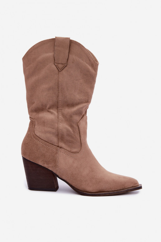 Botines de arena aislados de estilo cowboy con tacones Serenza