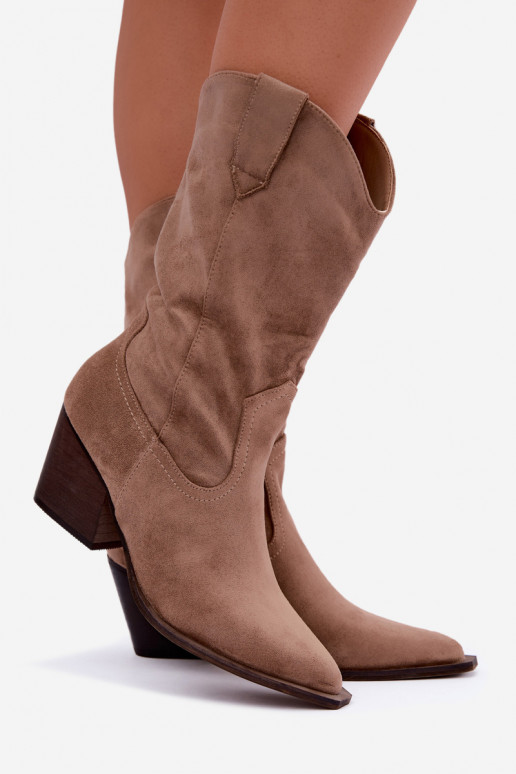 Botines de arena aislados de estilo cowboy con tacones Serenza
