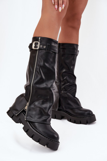 Botas negras aisladas sobre la rodilla con choleika cosida y hebillas plateadas Armena