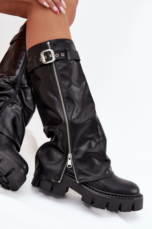 Botas negras aisladas sobre la rodilla con choleika cosida y hebillas plateadas Armena