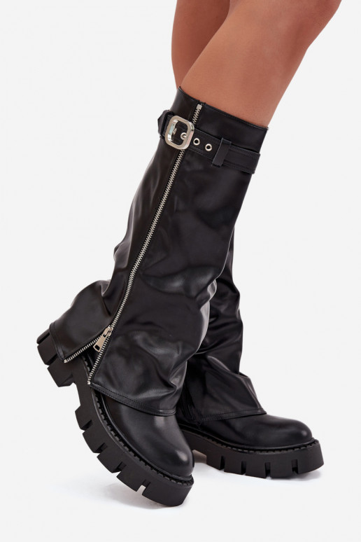 Botas negras aisladas sobre la rodilla con choleika cosida y hebillas plateadas Armena