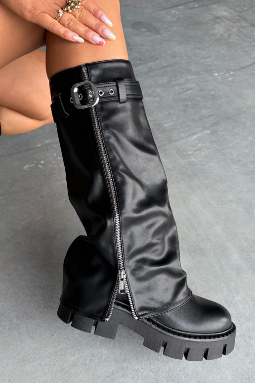 Botas negras aisladas sobre la rodilla con choleika cosida y hebillas plateadas Armena